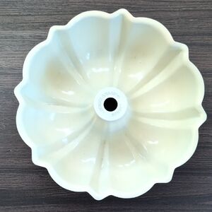 Nordic Ware Cream Fluted Bundt Cake Pan